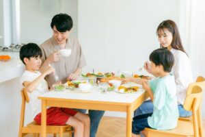 家族と食卓を囲むのが難しい時代に―子どもの心を支える「共食」のかたち