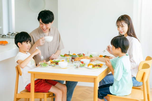家族と食卓を囲むのが難しい時代に―子どもの心を支える「共食」のかたち