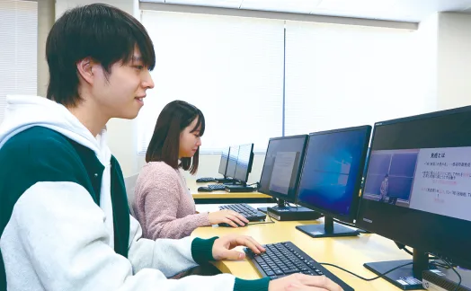 パソコンで学習する学生