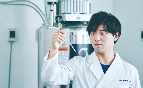 実験に取り組む学生