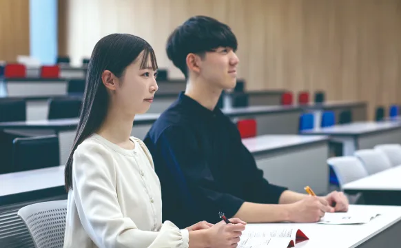 講義を受ける学生