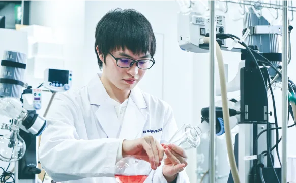 研究設備を使う学生